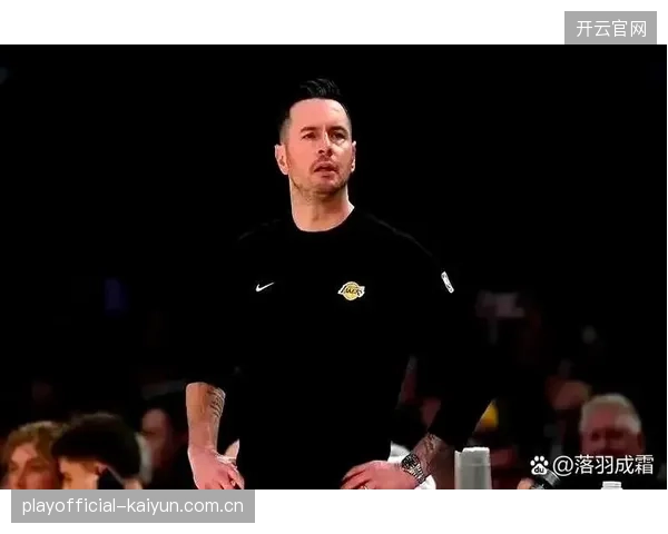 尼克斯时隔27年重返总决赛,展现出强大的团队防守韧性。 尼克斯时隔27年重返总决赛,展现出强大的团队防守韧性。